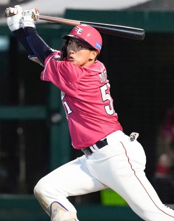 ８回楽天１死一、二塁、小郷が左越えに勝ち越しの二塁打を放つ＝楽天モバイルパーク