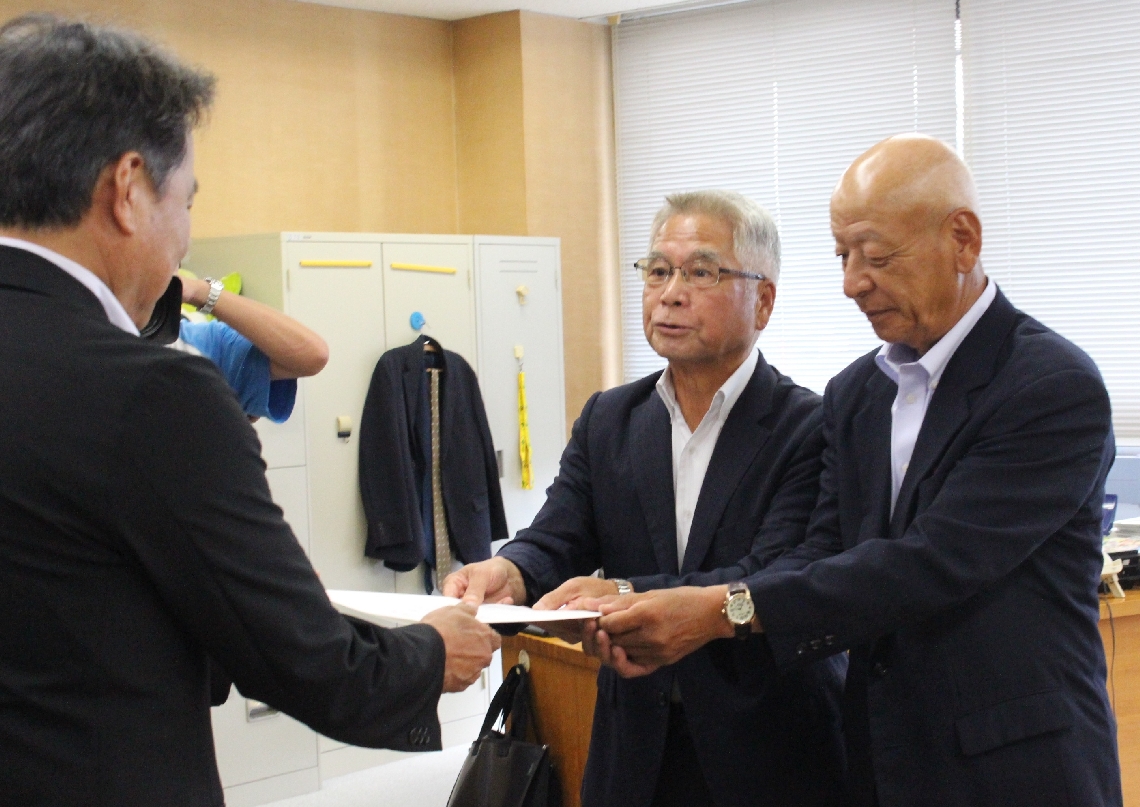 要望書を手渡す義経賢二会長（中央）ら＝８日、県庁