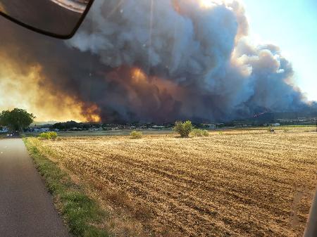 フランス南部オード県で発生した大規模な山火事＝５日（フランス当局提供、ゲッティ＝共同）