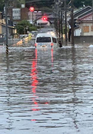 大雨で冠水した鹿児島県霧島市内＝８日午前（霧島ジオパーク推進連絡協議会提供）