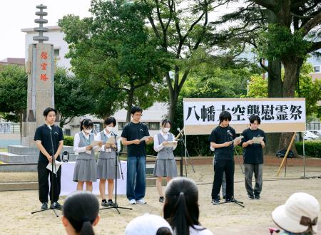 北九州市で営まれた八幡大空襲の慰霊祭＝８日午前