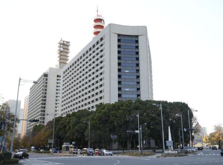警視庁（手前）