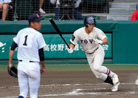 東洋大姫路―済美　７回裏東洋大姫路１死二塁、白鳥が左前に適時打を放つ。投手梅原＝甲子園
