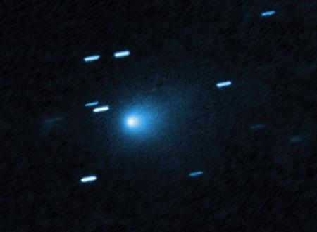 ハッブル宇宙望遠鏡で撮影した彗星（すいせい）「３Ｉ／ＡＴＬＡＳ」（中央）（ＮＡＳＡなど提供）