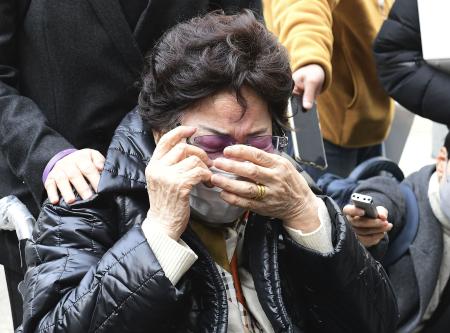 ２０２３年１１月、ソウル高裁で勝訴判決が出た直後、法廷の外で涙を拭う原告の韓国人元慰安婦の女性（共同）
