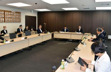 女性市議のＳＮＳでのアウティングを問題視し、甲府市議会で開催された政治倫理審査会＝８日午前