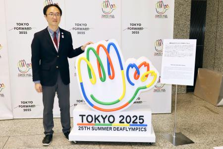 日本マイクロソフトから東京都職員に転職した金沢聖訓さん＝４月、東京都庁