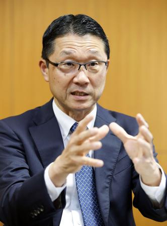 インタビューに答える金融庁の伊藤豊長官