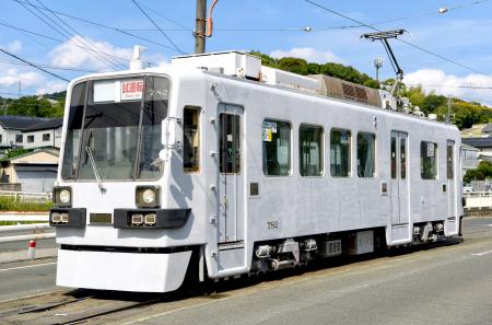 無装飾の路面電車の車両「７８２号―ＧＲＡＹ―」