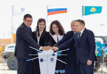８日、カザフスタン南部アルマトイ州で原発着工式に参加したロスアトムのリハチョフ総裁（右端）、カザフ原子力庁のサトカリエフ長官（左端）ら（ロスアトムのテレグラムから・共同）