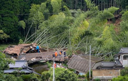 大雨で斜面が崩れ、民家が倒壊した鹿児島県姶良市の現場＝８日午後４時２８分