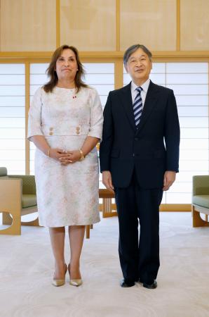 ペルーのボルアルテ大統領との会見に臨まれる天皇陛下＝８日午後、皇居・御所