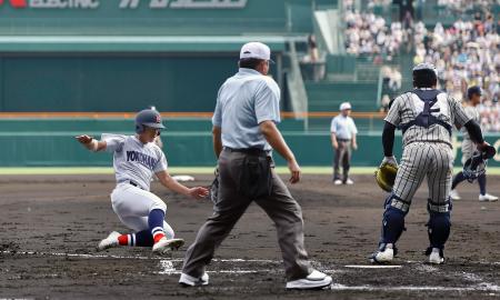横浜―敦賀気比　１回裏横浜無死二、三塁、阿部葉の一ゴロで先制の生還をする三走奥村凌。捕手小林＝甲子園