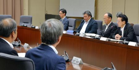 全国原子力発電所所在市町村協議会と意見交換する武藤経産相（右端）＝８日午前、東京都千代田区