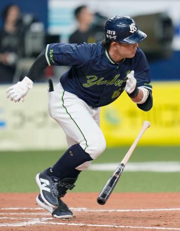 １２回ヤクルト２死満塁、増田が中前に決勝の２点打を放つ＝京セラドーム