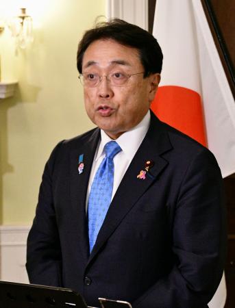 米閣僚との協議内容を説明する赤沢経済再生相＝７日、ワシントン（共同）