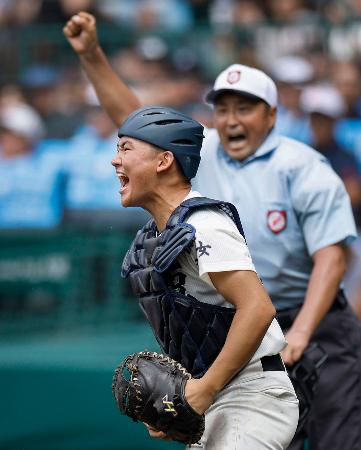 弘前学院聖愛―西日本短大付　タイブレークの１０回裏、菅野の邪飛を好捕し、雄たけびを上げる西日本短大付の捕手山下＝甲子園