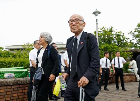 「長崎原爆犠牲者慰霊平和祈念式典」に参列し、会場を後にする被団協代表委員の田中熙巳さん（手前）＝９日午後、長崎市の平和公園