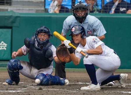 明秀学園日立―聖隷クリストファー　８回表聖隷クリストファー１死一、三塁、谷口が一前にスクイズを決める。捕手野上＝甲子園