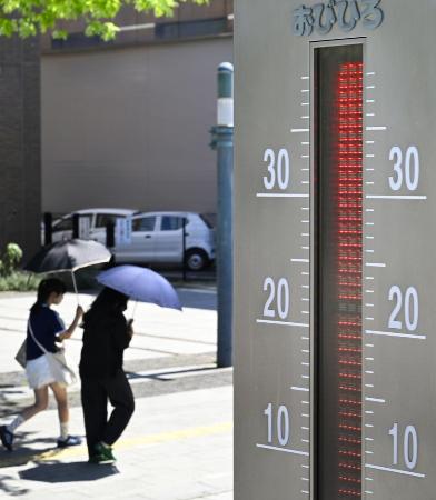 気温「４０度」付近を示すＪＲ帯広駅前の温度計。北海道は大陸から暖気が流れ込み気温が上昇した＝７月２４日