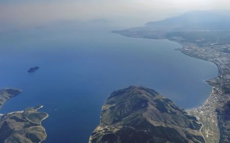 滋賀県の琵琶湖北部。手前右は高島市マキノ町の市街地＝２０２０年