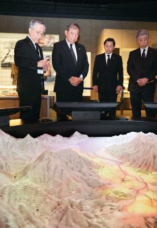 長崎原爆資料館を視察する石破首相（左から２人目）＝長崎市（代表撮影）