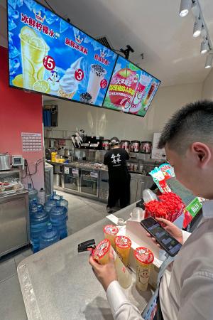 低価格のドリンクを提供する「蜜雪氷城」の店内＝６日、北京（共同）