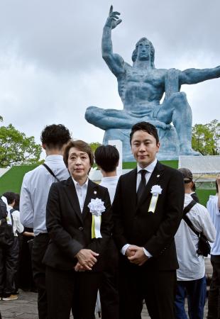 長崎市の平和祈念式典に参列後、写真撮影に応じるＪＯＣの橋本聖子会長（左）と太田雄貴専務理事（右）＝９日午後、長崎市