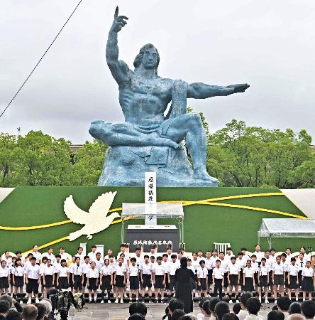 平和祈念式典で楽曲「クスノキ」を合唱する児童＝９日午前、長崎市の平和公園（代表撮影）
