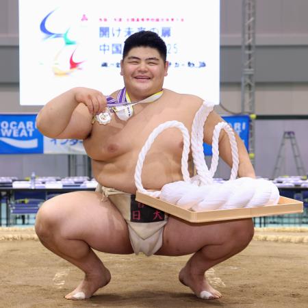 相撲個人で優勝した東京・目黒日大の沢田一輝＝ヤマタスポーツパーク鳥取県民体育館