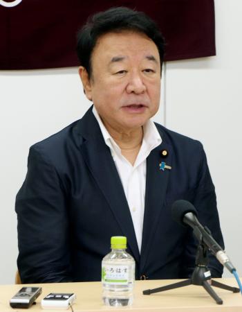 記者会見で自民党大阪府連会長の辞任を表明する青山繁晴参院議員＝９日午後、大阪市中央区