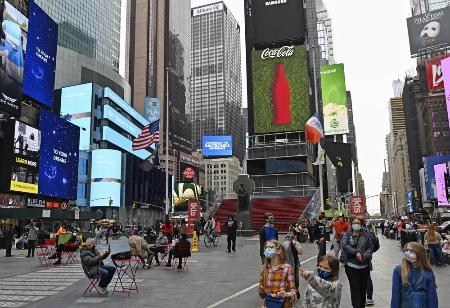 米ニューヨーク・マンハッタンの観光名所タイムズスクエア＝２０２１年