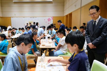 日中将棋大会で対局を行う参加者ら＝９日、北京（共同）