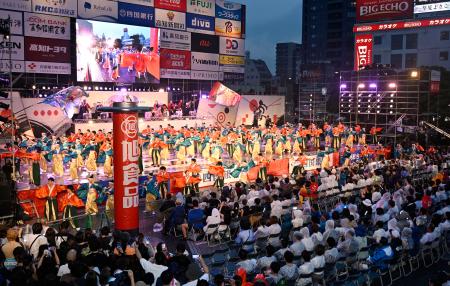 高知市で開かれた「よさこい祭り」の前夜祭＝９日夕