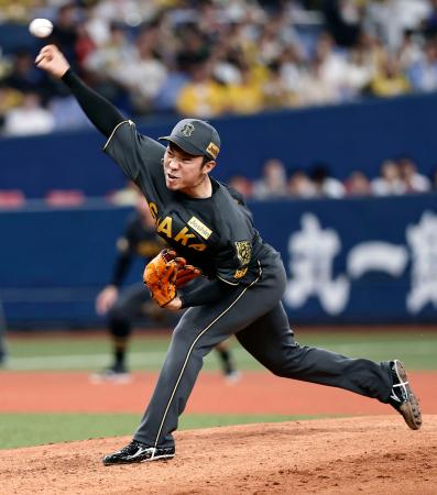 ９回に登板した阪神・石井。連続試合無失点を３８に伸ばし、現監督の藤川球児が樹立したセ・リーグ記録に並んだ＝京セラドーム