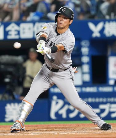 ８回巨人１死満塁、代打大城卓が勝ち越しの左犠飛を放つ＝横浜