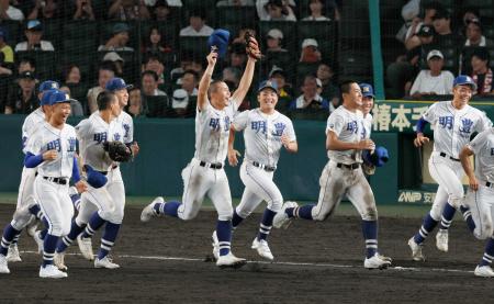 市船橋に勝利し、駆け出す明豊ナイン＝甲子園