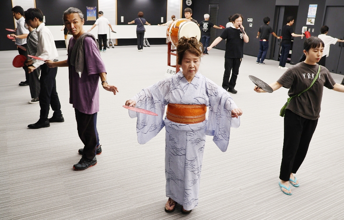 盆踊りの練習をする住民