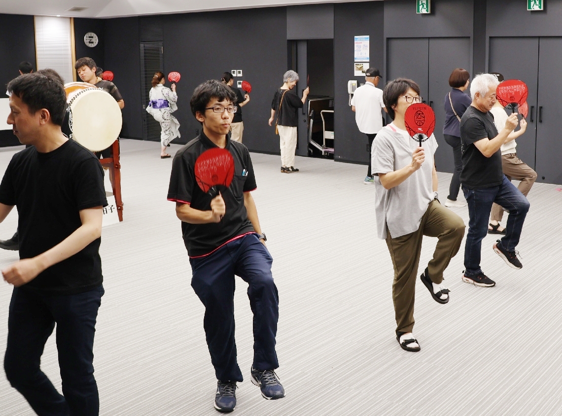 盆踊りの練習をする住民