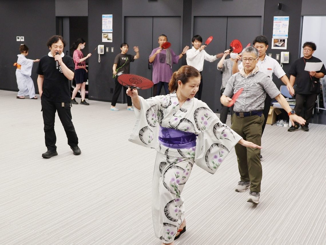 盆踊りの練習をする住民