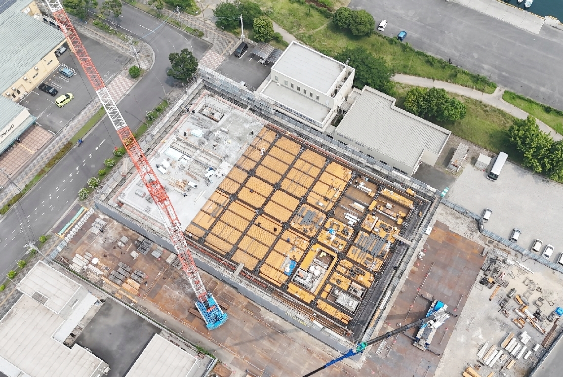 建設が進む津久見市役所新庁舎（市提供）＝７月３日、津久見市中央町