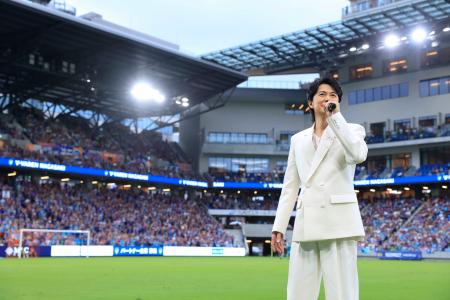 サッカーＪ２長崎の試合前にピッチに登場した歌手福山雅治さん＝９日午後、長崎市（Ｖ・ファーレン長崎提供）
