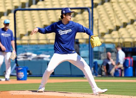 守備練習するドジャース・佐々木＝ロサンゼルス（共同）