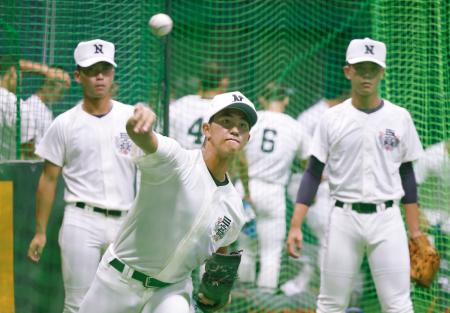 室内練習場で調整する日大三ナイン＝甲子園