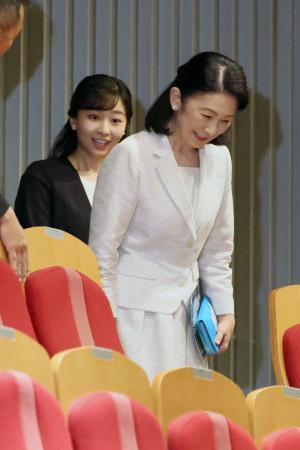 佐々木禎子さんを題材にしたミュージカル鑑賞のため、広島市を訪問された秋篠宮妃紀子さまと次女佳子さま＝１０日午後（代表撮影）