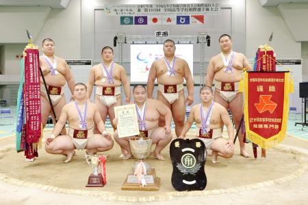 相撲団体で優勝した鳥取城北の選手たち＝ヤマタスポーツパーク鳥取県民体育館