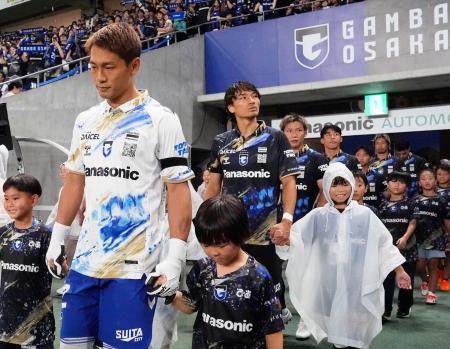 釜本邦茂さんの死去を受け、腕に喪章を着けて試合に臨むＧ大阪の選手＝１０日、パナスタ