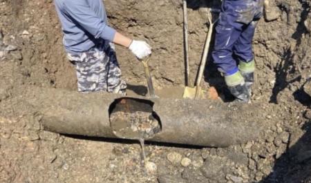 破損した上水道管＝４月、京都市下京区（同市上下水道局提供）