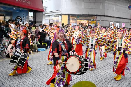 「よさこい祭り」の本番で舞を披露する踊り子たち＝１０日午後、高知市