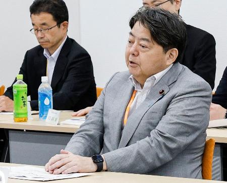 東京電力の小早川智明社長らと意見交換する林官房長官＝１０日午後、福島第１原発